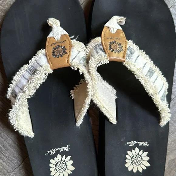 Yellow box flip-flops size 7.5 - Picture 3 of 4